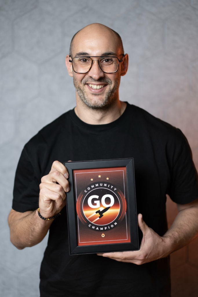 Javier Hernández, creador de Ecosistema Financiero, premiado por su comunidad de alumnos